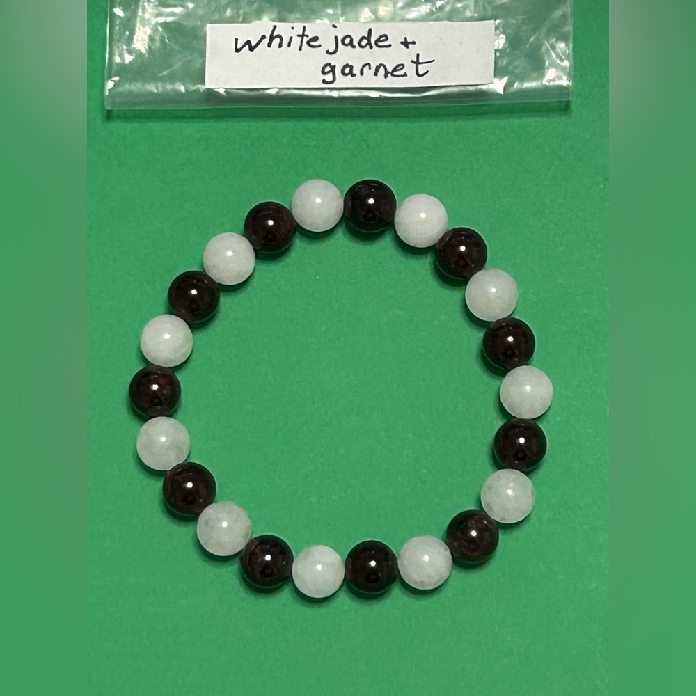 handmade beaded bracelet - white jade and red garnet - Picture 2 of 6